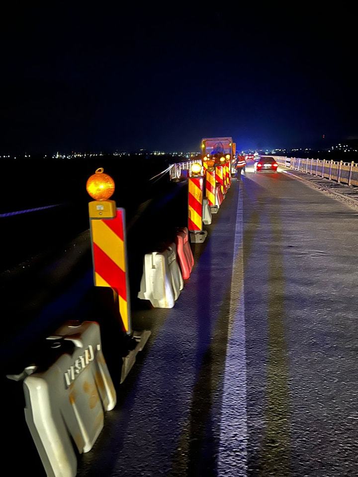 Olt: Traficul pietonal şi accesul autovehiculelor cu masa mai mare de 7.5 tone, interzise pe podul de pe DN 67B după ce trotuarul acestuia s-a prăbuşit, pe o lungime de 25 de metri