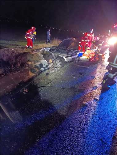 UPDATE - Accident între trei maşini, în judeţul Braşov / Doi bărbaţi au murit şi trei au fost răniţi