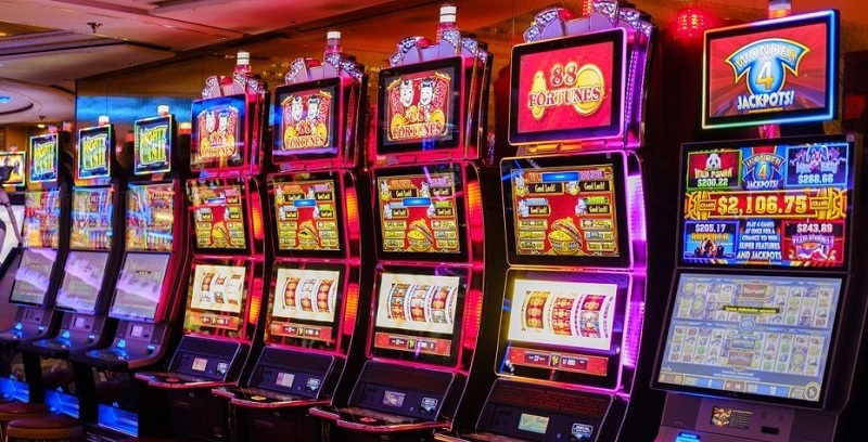 UPDATE - Senatul a adoptat proiectul care limitează accesul la păcănele / Operatorii economici nu pot obţine autorizaţie pentru jocurilor de noroc aflate la mai puţin de 300 de metri de şcoli, bănci sau locuri de joacă