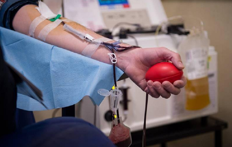 Şefa Centrului de Transfuzie Sanguină: Supravieţuim, sunt 4500-5000 de donatori lunar, e nevoie de mai mult. Au fost situaţii în care un pacient cu nevoie de transplant a sângerat foarte mult, tot sângele a mers la el, al doilea nu a mai putut fi operat

