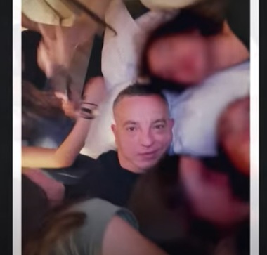 Profesor de la Seminarul Teologic Liceal din Baia Mare, demis după ce s-a fotografiat în pat cu eleve, le-a trimis mesaje cu tentă sexuală şi le-a turnat băutură pe gât