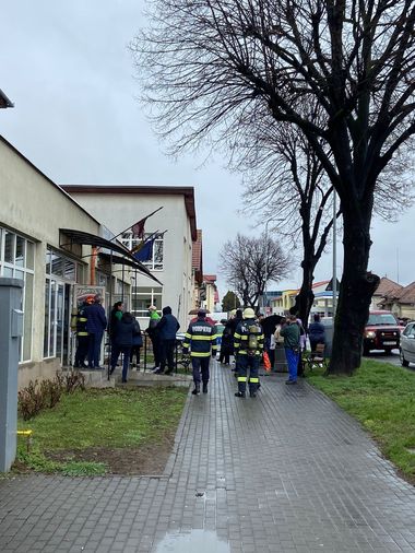 UPDATE - Alba: Zeci de persoane, evacuate din sediul Casei de Pensii Alba, după ce în clădire s-a simţit un miros puternic şi înecăcios/ Poliţiştii au stabilit că un bărbat a pulverizat, accidental, spray iritant-lacrimogen - FOTO