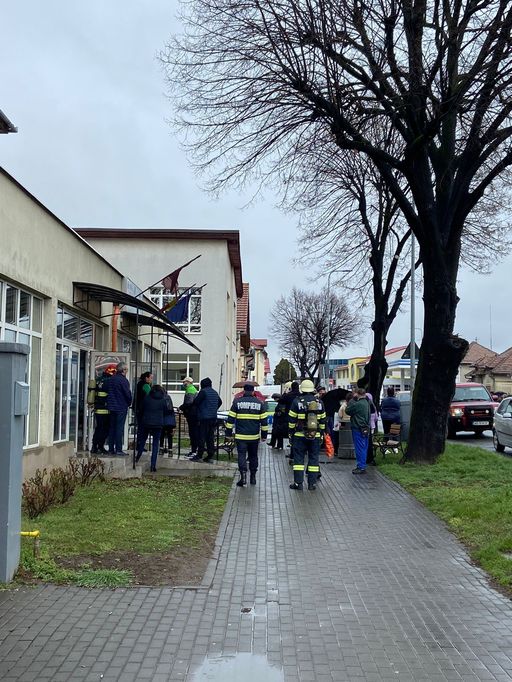UPDATE - Alba: Zeci de persoane, evacuate din sediul Casei de Pensii Alba, după ce în clădire s-a simţit un miros puternic şi înecăcios/ Poliţiştii au stabilit că un bărbat a pulverizat, accidental, spray iritant-lacrimogen - FOTO