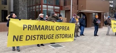 Protest la sediul Primăriei Sinaia faţă de proiectul ridicării unei parcări cu şapte etaje într-o zonă istorică a oraşului. Manifestaţii cu scandat împotriva primarului oraşului: ”Oprea, nu uita, Sinaia nu e a ta!” - FOTO, VIDEO
