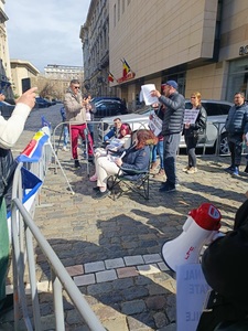Protest la Parchetul General şi la Ministerul Sănătăţii faţă de faptul că ortopedul Gheorghe Burnei scapă nejudecat în dosarul de vătămare corporală din culpă - FOTO
