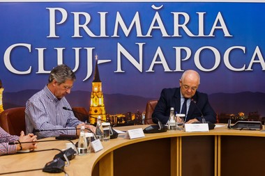 Emil Boc: Am semnat contractul de furnizare pentru 18 autobuze electrice articulate, în valoare de peste 16 milioane euro, din fonduri europene