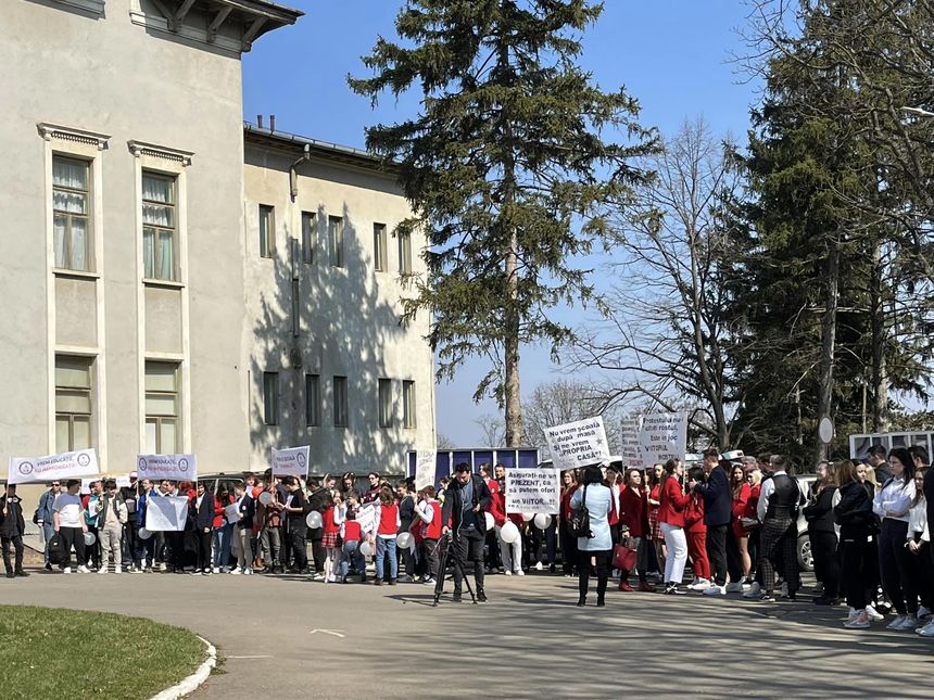 Iaşi: Câteva sute de elevi, cadre didactice de la Colegiul Pedagogic şi părinţi mărşăluiesc prin oraş, nemulţumiţi că au fost evacuaţi din clădirea în care învaţă. Imobilul se află într-o stare avansată de degradare şi va intra în reparaţii