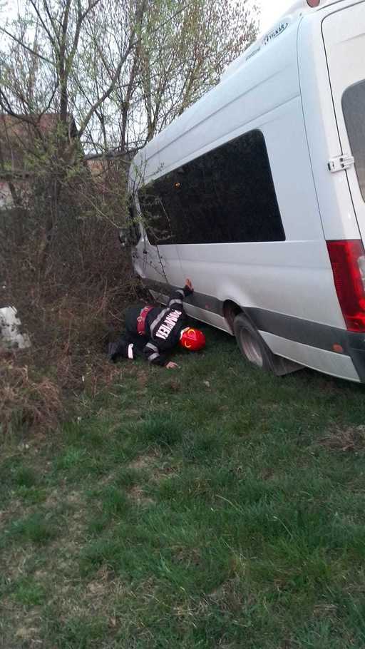 Vâlcea: Microbuz în care se aflau 23 de persoane, răsturnat pe DN 7