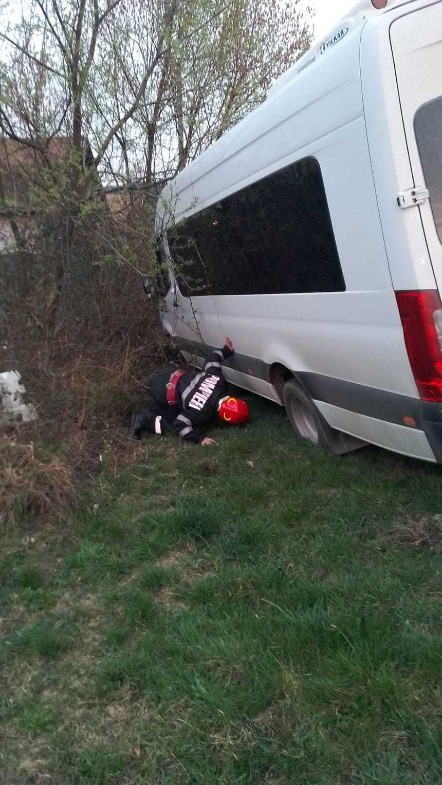 Vâlcea: Microbuz în care se aflau 23 de persoane, răsturnat pe DN 7