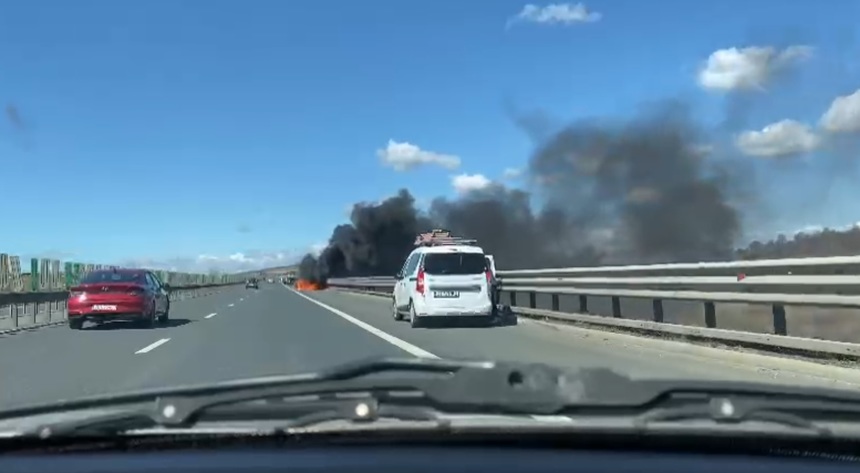 UPDATE - O maşină a luat foc pe autostrada A1 Sibiu-Deva / Nicio persoană rănită / Autoturismul a ars complet - VIDEO