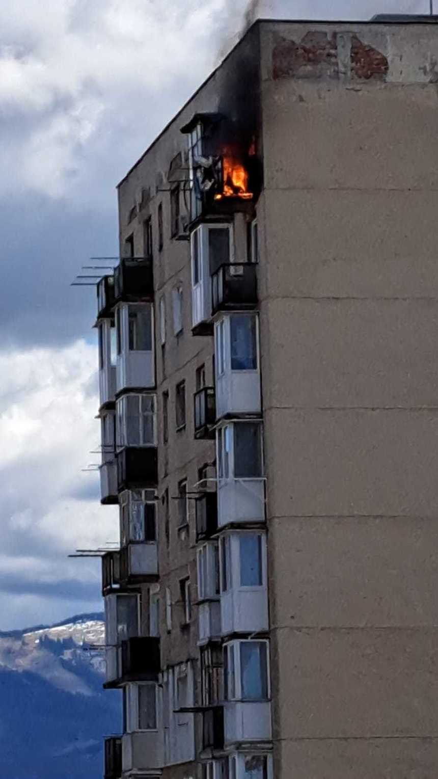 Hunedoara: Incendiu la etajul 10 al unui bloc de locuinţe din Vulcan / În apartament se afla o fată de 15 ani 