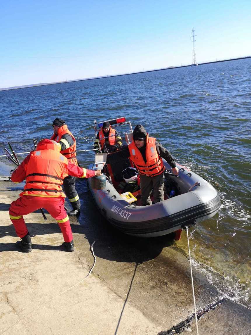 Teleorman: Patru pescari, rămaşi blocaţi pe un pod de pe râul Olt, salvaţi de pompieri. Din cauza valurilor mari, cei patru nu s-au putut întoarce pe uscat cu barca - FOTO
