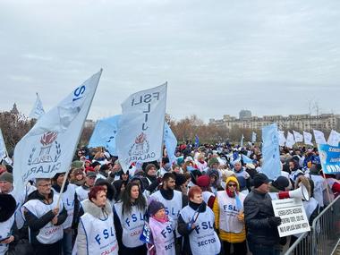 Protest al sindicatelor din Educaţie, în Piaţa Victoriei / Revendicările sindicaliştilor