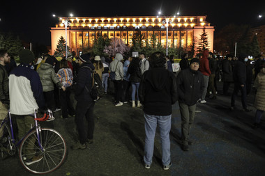 Protest în Piaţa Victoriei faţă de stabilirea pragului de 250.000 de lei pentru abuz în serviciu - FOTO, VIDEO