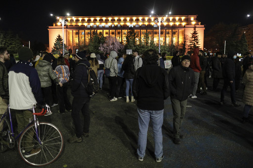 Protest în Piaţa Victoriei faţă de stabilirea pragului de 250.000 de lei pentru abuz în serviciu - FOTO, VIDEO