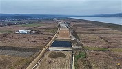 Ministrul Transporturilor afirmă că firmele care lucrează la autostrada A7 se lovesc de probleme legate de stabilirea locurilor cu destinaţie de gropi de împrumut. El cere explicaţii firmelor care au făcut proiecte tehnice