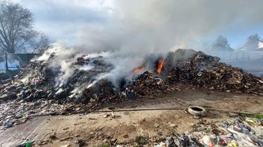 Constanţa: Firmă din Medgidia, amendată de Garda de Mediu cu 50.000 de lei pentru că în curtea societăţii a izbucnit un incendiu la deşeurile depozitate