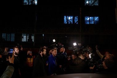 Andrew Tate a postat primul video pe reţelele de socializare după ieşirea din arest / Se plimbă prin cameră şi fumează: Am stat într-o celulă de 3 metri, fără electronice sau contact cu exteriorul. Claritate absolută a minţii - FOTO / VIDEO