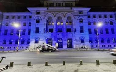 Faţada clădirii Primăriei Capitalei şi Arcul de Triumf, iluminate în albastru, în cadrul unei campanii de conştientizare a autismului