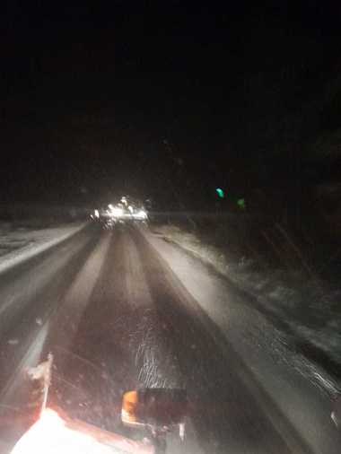 Trafic oprit pe DN 11, în judeţul Covasna, din cauza unui accident şi pe DN 73A, în judeţul Braşov, din cauza unui utilaj de deszăpezire rămas blocat/ Sunt restricţii pe DN 1, în Braşov, din cauza ninsorilor - FOTO, VIDEO