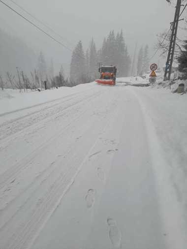 Situaţia traficului la ora 10.00 - Din cauza ninsorilor abundente, se circulă alternativ pe DN 73A în judeţul Braşov/ Restricţii de tonaj pe DN 13A şi DN 15, în Harghita - FOTO, VIDEO