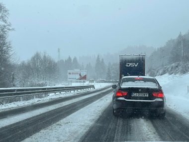 Situaţia traficului la ora 13.30 - Restricţii de tonaj pe DN 73A, în judeţul Braşov, pentru a permite deszăpezirea/ Mai multe TIR-uri au rămas blocate pe DN 1, în judeţul Braşov, şi pe DN 17, în Bistriţa-Năsăud - FOTO, VIDEO