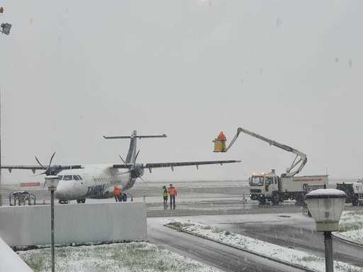 Iaşi: Curse aeriene deviate sau cu întârzieri mari din cauza defectării unor echipamente care nu permit operarea aeronavelor în condiţii meteo dificile