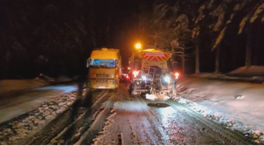 UPDATE - Botoşani: Zeci de apeluri la 112 de la persoane care au rămas blocate în zăpădă / Drumuri blocate şi în Neamţ  / Trafic perturbat pe Aeroportul Iaşi din cauza ninsorii / Anunţul Centrului Infotrafic