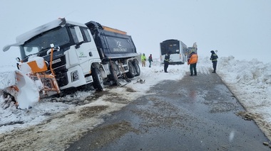 Iaşi - 14 drumuri judeţene sunt blocate. Consiliul Judeţean Iaşi: Fenomenele meteo se vor intensifica. Facem apel la populaţie să limiteze deplasările între localităţi - FOTO
