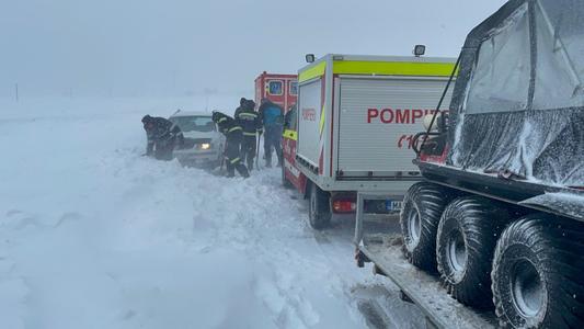 Botoşani: Peste 25 de autoturisme şi două microbuze, în care se aflau zeci de persoane, rămase înzăpezite/ Pompierii au intervenit pentru deblocarea acestora - FOTO, VIDEO