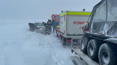 Botoşani: Peste 25 de autoturisme şi două microbuze, în care se aflau zeci de persoane, rămase înzăpezite/ Pompierii au intervenit pentru deblocarea acestora - FOTO, VIDEO