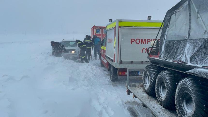 Botoşani: Peste 25 de autoturisme şi două microbuze, în care se aflau zeci de persoane, rămase înzăpezite/ Pompierii au intervenit pentru deblocarea acestora - FOTO, VIDEO