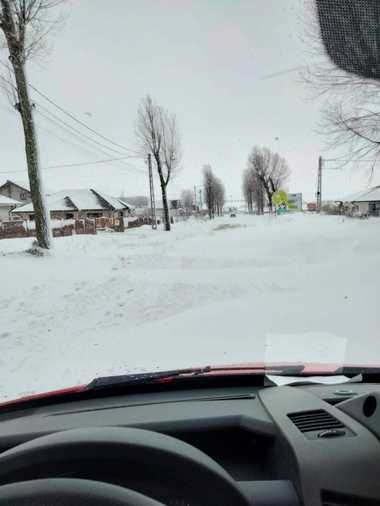 Situaţia traficului la ora 12.00 - Patru drumuri naţionale din Botoşani şi Iaşi, închise din cauza zăpezii şi a vizibilităţii reduse/ Trafic alternativ pe DN 7, în Vâlcea/ Porturile Constanţa Nord, Constanţa Sud, Mangalia şi Midia sunt închise -FOTO, VIDEO