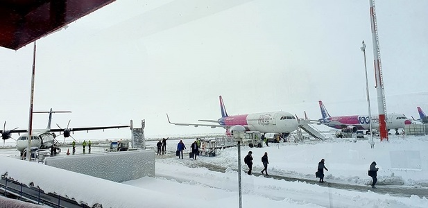 Iaşi - Activitate grav afectată de ninsoare şi viscol pe aeroport. Opt zboruri au fost anulate, iar cursa Iaşi-Paris a plecat cu patru ore şi jumătate întârziere - FOTO
