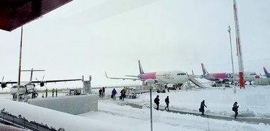 Iaşi - Activitate grav afectată de ninsoare şi viscol pe aeroport. Opt zboruri au fost anulate, iar cursa Iaşi-Paris a plecat cu patru ore şi jumătate întârziere - FOTO
