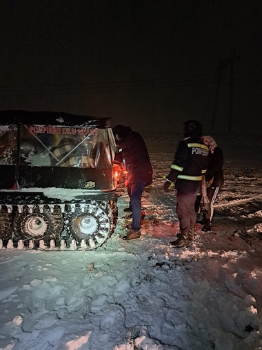 IGSU - 24 de localităţi din 12 judeţe, afectate de vânt şi de precipitaţiile sub formă de ploi şi ninsori / Un autocar cu 33 de copii a rămas înzăpezit în judeţul Neamţ / Peste 6.000 de consumatori din Bacău şi Botoşani, fără energie electrică