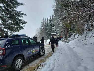Bistriţa-Năsăud: Peste o sută de elevi din Zalău, aflaţi la Complexul Turistic Alpina Blazna, ajutaţi de jandarmi să coboare de pe munte - FOTO