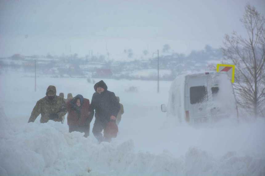 Botoşani: Peste 900 de apeluri de urgenţă din cauza condiţiilor meteorologice nefavorabile/ Peste 70 de persoane sunt adăpostite temporar în diverse spaţii - FOTO, VIDEO
