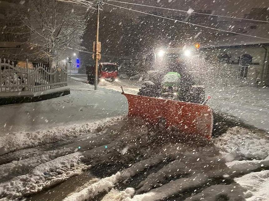 Primarul Mihai Chirica avertizează asupra riscului producerii de inundaţii în Iaşi prin topirea bruscă a zăpezii. Primăria a dispus crearea unui stoc de 1.000 de saci de nisip şi a cerut desfundarea urgentă a gurilor de canal
