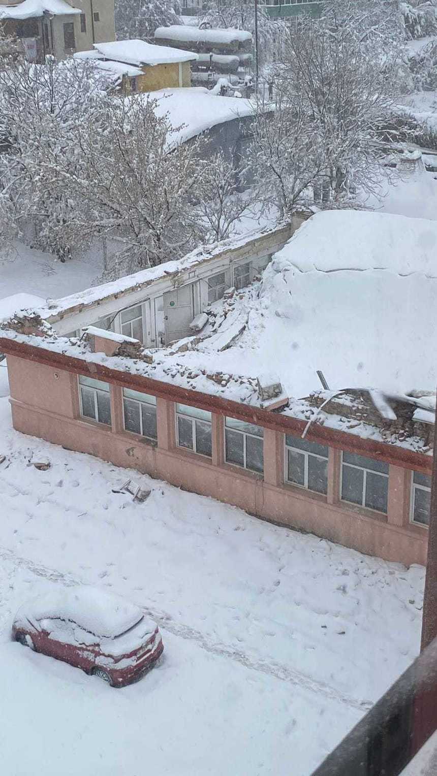 Iaşi: Acoperişul tipografiei Universităţii “Alexandru Ioan Cuza“ s-a prăbuşit din cauza greutăţii zăpezii/ Nu au existat victime