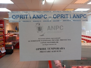 Activitatea a 11 operatori economici din Piaţa Rahovei din Capitală, oprită temporar de ANPC/ Printre nereguli, mizerie şi produse alimentare fără etichete şi fără data limită de consum/ Au fost date amenzi de aproape 300.000 de lei - FOTO
