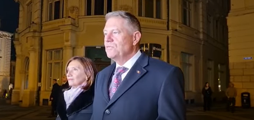 Preşedintele Klaus Iohannis şi soţia sa participă la slujba de Înviere, la Sibiu - VIDEO