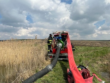 Mureş: Gospodării inundate, după ce nivelul apei dintr-un lac piscicol a crescut, trecând peste digul de protecţie - FOTO
