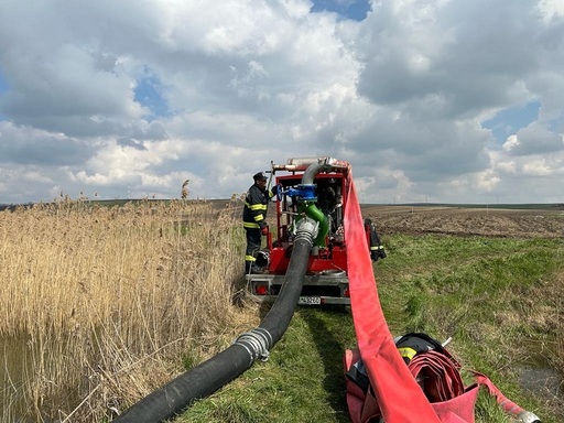 Mureş: Gospodării inundate, după ce nivelul apei dintr-un lac piscicol a crescut, trecând peste digul de protecţie - FOTO
