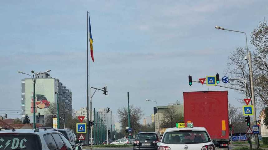 Prefectul de Timiş, Mihai Ritivoiu, trimite control la Primăria Timişoara, după ce primarul Dominic Fritz a dispus demolarea a trei catarge cu drapelul României din intersecţii din oraş
