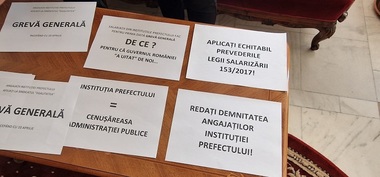 Iaşi - 30 dintre cei 50 de angajaţi ai Prefecturii se află în grevă