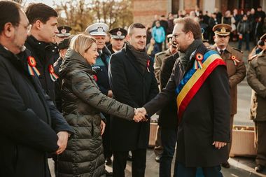 Primarul Dominic Fritz, despre catargele din oraş: Un nou pseudo-scandal a umplut golul de idei al coaliţiei naţionaliste din Timişoara. Ştirea falsă că primarul neamţ vrea să dea jos tricolorul era prea tentantă pentru a fi supusă rigorii realităţii