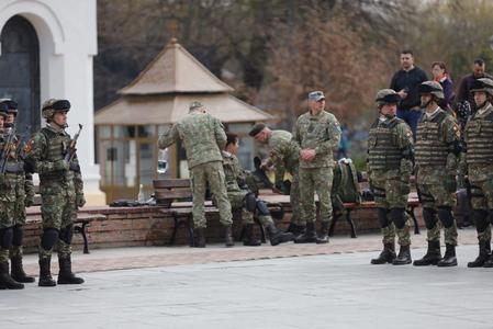 Un militar a leşinat în timpul discursului susţinut de premierul Nicolae Ciucă la Focşani - FOTO