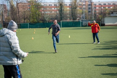 Peste patru candidaţi pe loc, la concursul de angajare pentru Poliţia Locală Sector 6 / Edilul Ciprian Ciucu a participat şi el la proba sportivă eliminatorie