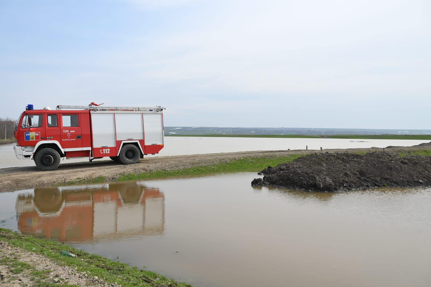 Iaşi: 40 de hectare de păşune din comuna Şipote au fost inundate. Au mai fost afectate drumul comunal, dar şi un pod - FOTO
